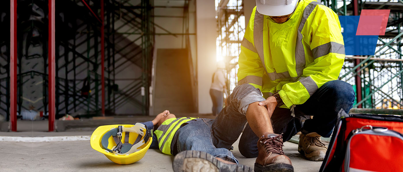 Erste-Hilfe-Qualität Mann versorgt Kollegen nach Arbeitsunfall am Knie