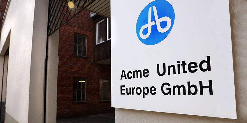 Schild der Firma Acme United Europe GmbH